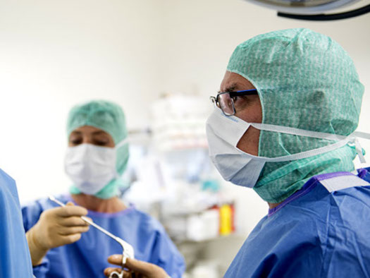 Le CEA travaille en collaboration étroite avec d’autres spécialités (médecins du sport, radiologues, rhumatologues, ...) dans le but d’une amélioration permanente de la qualité de prise en charge.